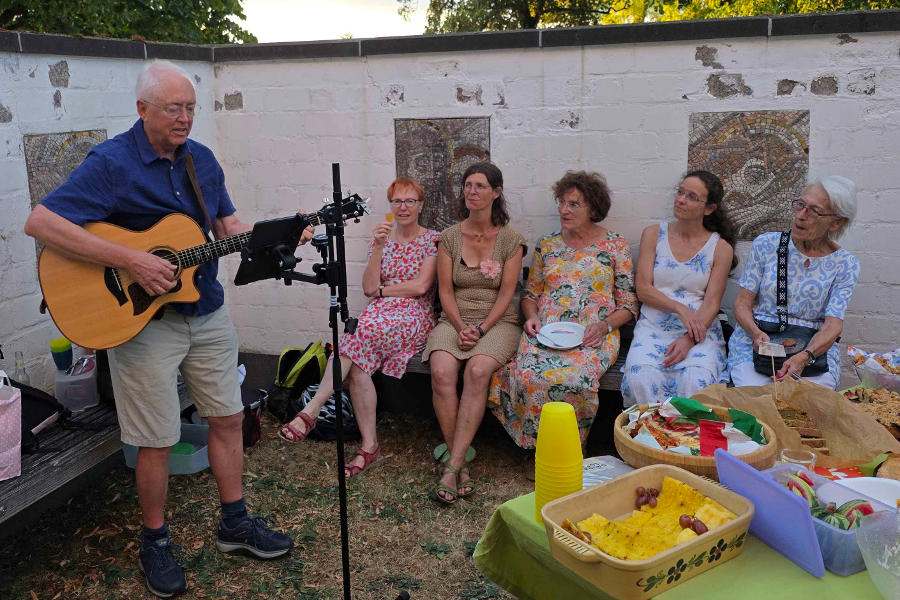 Chor conTakt Sinzig beim geselligen Abend im Pfarrgarten.